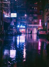 悬疑犯罪剧封面，夜雨中侦探撑伞站在案发现场，冷蓝色调