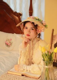都市情感剧集封面，温暖橙色调，男女主角对视，背景为现代都市夜景，画面精致有情绪